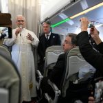El papa dice que a los migrantes «hay que tratarlos como seres humanos, no como animales»
